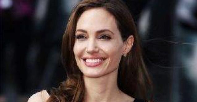 Meme kanseri farkındalığı konusunda dünyada en çok örnek alınan sanatçı Angelina Jolie, ailesinde meme kanseri olması nedeniyle kansere yakalanma riskini azaltmak için önlem alarak memesini aldırmıştı.